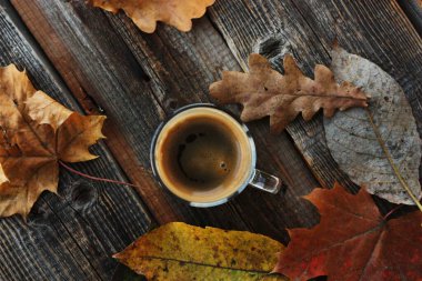 Espresso kahve ve sonbahar yaprakları masada. 