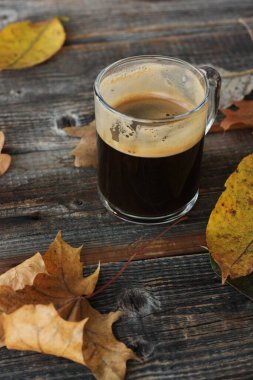 Espresso kahve ve sonbahar yaprakları masada. 