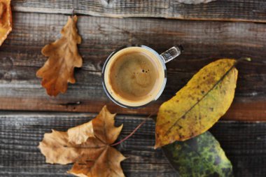 Espresso kahve ve sonbahar yaprakları masada. 