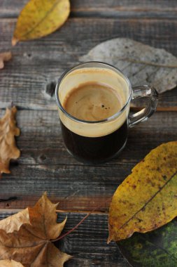 Espresso kahve ve sonbahar yaprakları masada. 
