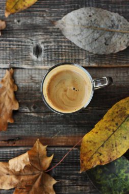Espresso kahve ve sonbahar yaprakları masada. 