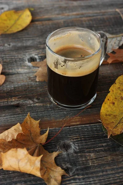 テーブルの上にエスプレッソコーヒーと秋の葉 — ストック写真