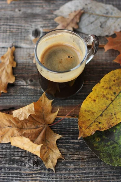 テーブルの上にエスプレッソコーヒーと秋の葉 — ストック写真