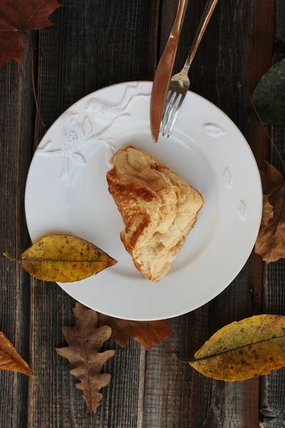 Pyszne Ciasto Croissant Białym Talerzu — Zdjęcie stockowe