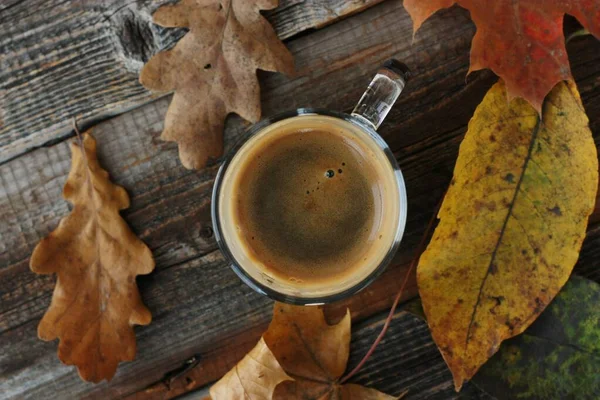 Espresso Koffie Herfstbladeren Tafel — Stockfoto