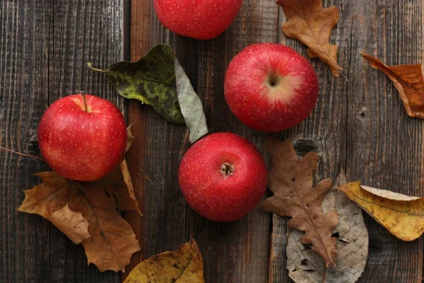 Šťavnatá Červená Jablka Podzimní Listí Stole — Stock fotografie