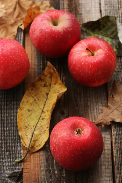 Pommes Rouges Juteuses Feuilles Automne Sur Table — Photo