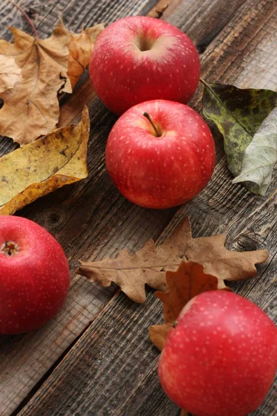 Šťavnatá Červená Jablka Podzimní Listí Stole — Stock fotografie