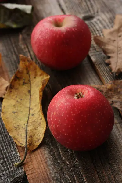 Pommes Rouges Juteuses Feuilles Automne Sur Table — Photo