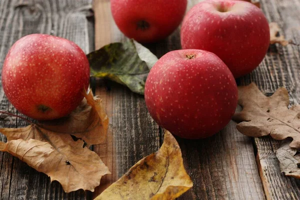 Succose Mele Rosse Foglie Autunnali Sul Tavolo — Foto Stock