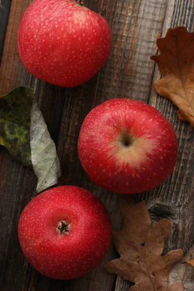 Manzanas Rojas Jugosas Hojas Otoño Sobre Mesa —  Fotos de Stock