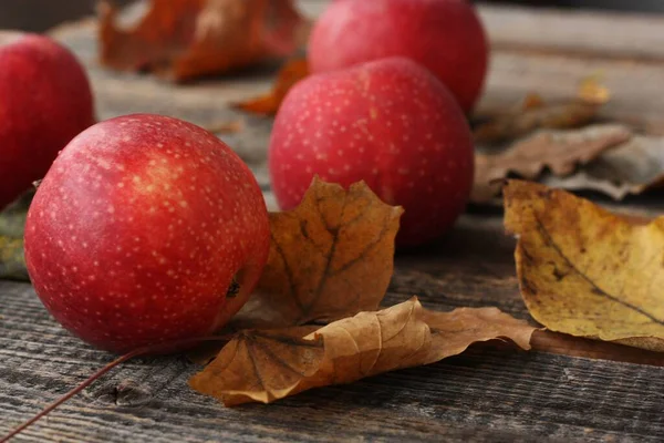 Сочные Красные Яблоки Осенние Листья Столе — стоковое фото