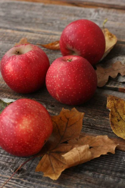 Saftiga Röda Äpplen Och Höstlöv Bordet — Stockfoto