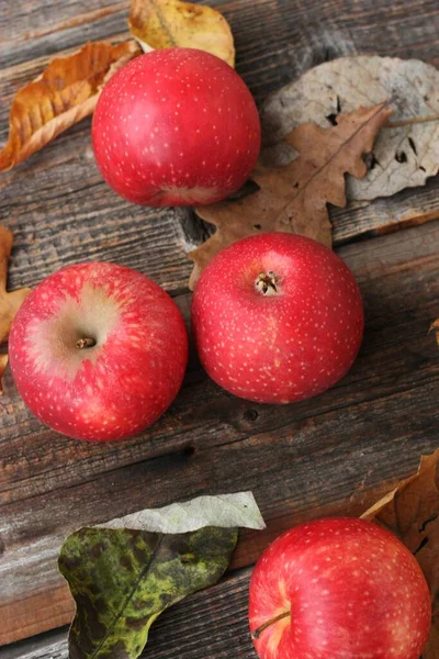 Pommes Rouges Juteuses Feuilles Automne Sur Table — Photo