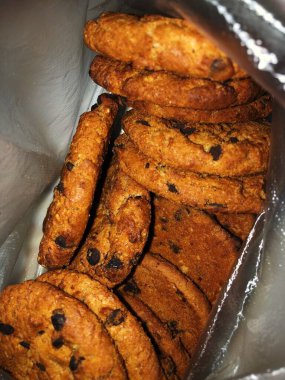 Masasında çikolata olan lezzetli yulaf ezmeli kurabiyeler.