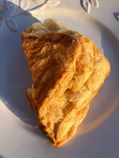 Kue Yang Lezat Croissant Dalam Piring Putih — Stok Foto