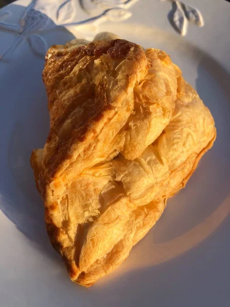 Delicioso Croissant Repostería Plato Blanco — Foto de Stock