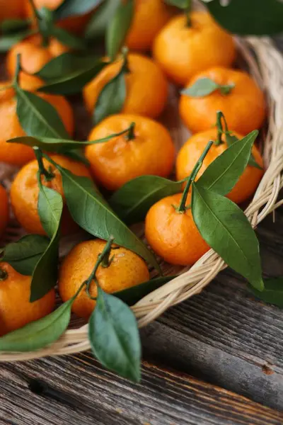 Saftige Mandarinen Mit Grünen Blättern Auf Einem Holztisch — Stockfoto