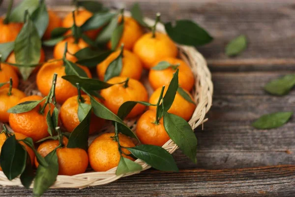 Saftige Mandarinen Mit Grünen Blättern Auf Einem Holztisch — Stockfoto