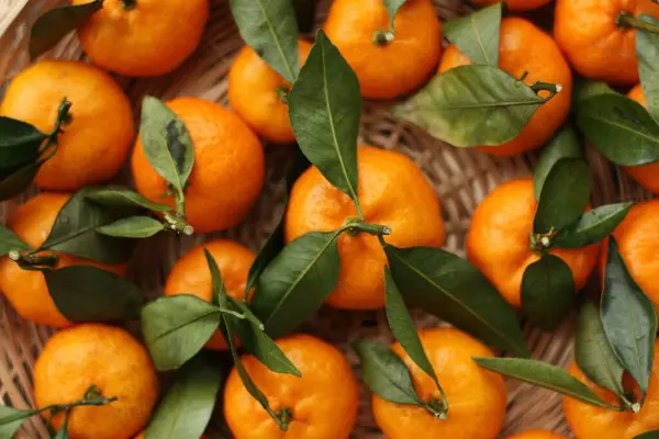 Saftige Mandarinen Mit Grünen Blättern Auf Einem Holztisch — Stockfoto