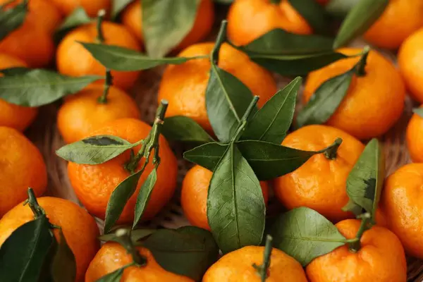 Saftige Mandarinen Mit Grünen Blättern Auf Einem Holztisch — Stockfoto