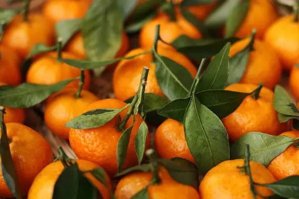 Saftige Mandarinen Mit Grünen Blättern Auf Einem Holztisch — Stockfoto