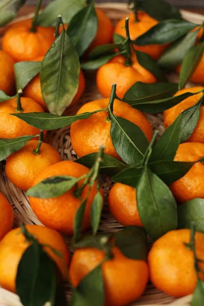 Saftige Mandarinen Mit Grünen Blättern Auf Einem Holztisch — Stockfoto