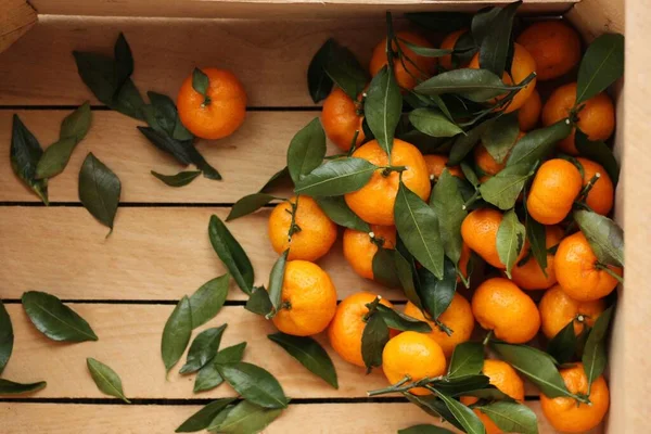 Saftige Mandarinen Mit Grünen Blättern Einer Holzkiste — Stockfoto