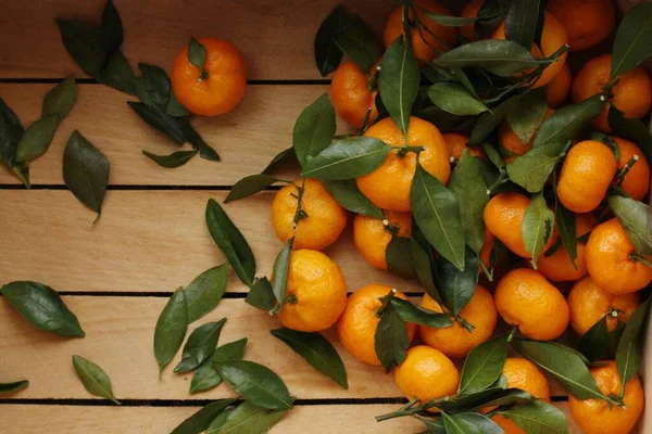 Saftige Mandarinen Mit Grünen Blättern Einer Holzkiste — Stockfoto