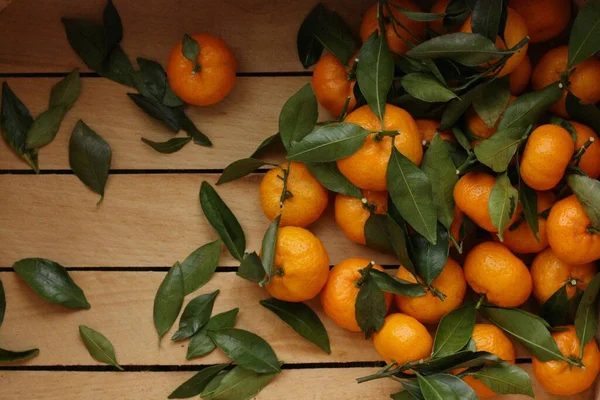 Saftige Mandarinen Mit Grünen Blättern Einer Holzkiste — Stockfoto