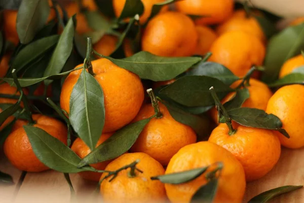 Saftige Mandarinen Mit Grünen Blättern Einer Holzkiste — Stockfoto