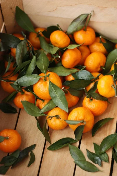 Saftige Mandarinen Mit Grünen Blättern Einer Holzkiste — Stockfoto