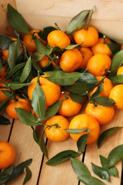 Saftige Mandarinen Mit Grünen Blättern Einer Holzkiste — Stockfoto