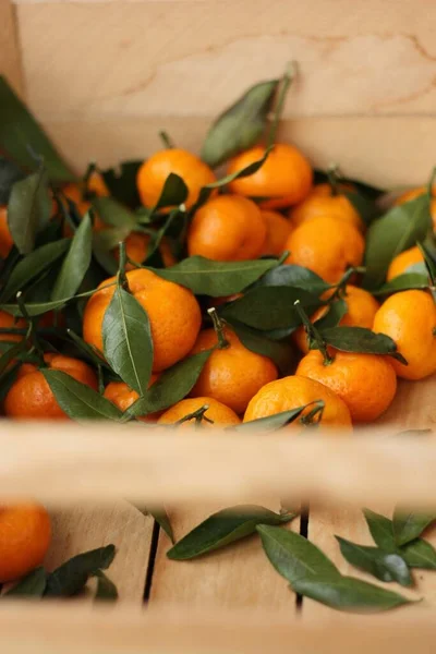 Saftige Mandarinen Mit Grünen Blättern Einer Holzkiste — Stockfoto