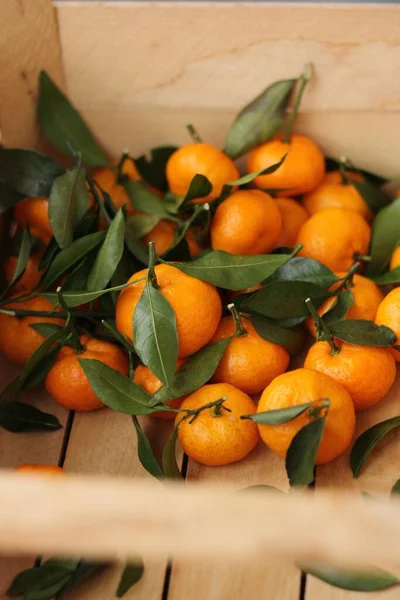 Juicy Tangerines Green Leaves Wooden Box — Stock Photo, Image