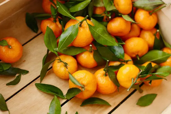 Saftige Mandarinen Mit Grünen Blättern Einer Holzkiste — Stockfoto