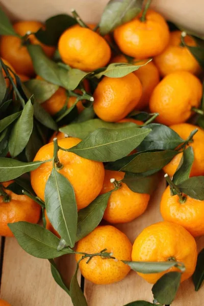 Saftige Mandarinen Mit Grünen Blättern Einer Holzkiste — Stockfoto