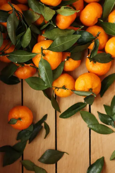 Saftige Mandarinen Mit Grünen Blättern Einer Holzkiste — Stockfoto
