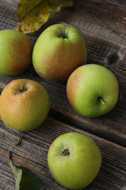 Masada yeşil elma ve sonbahar yaprakları  