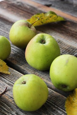 Masada yeşil elma ve sonbahar yaprakları  