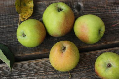 Masada yeşil elma ve sonbahar yaprakları  