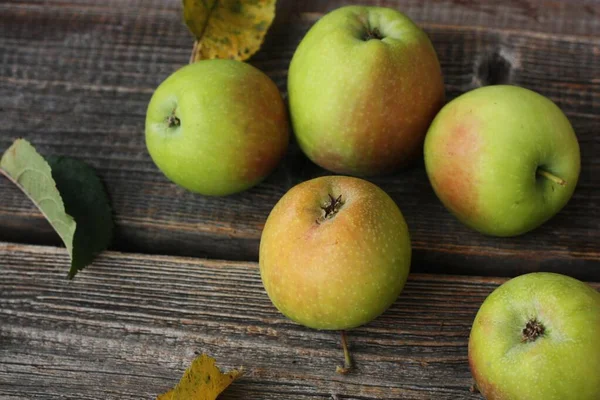 Pommes Vertes Feuilles Automne Sur Table — Photo