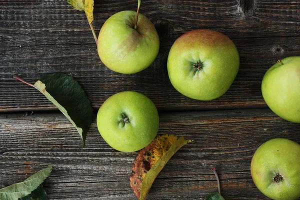 Pommes Vertes Feuilles Automne Sur Table — Photo