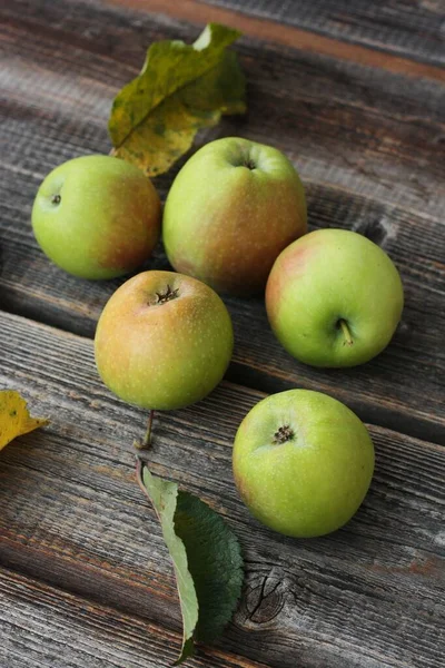 Pommes Vertes Feuilles Automne Sur Table — Photo