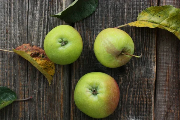 Pommes Vertes Feuilles Automne Sur Table — Photo
