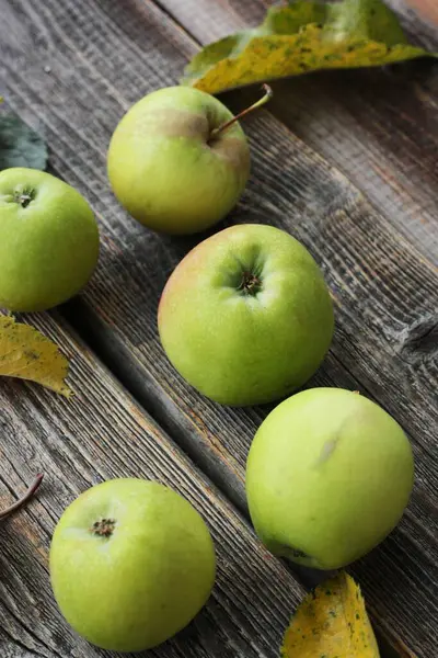 Pommes Vertes Feuilles Automne Sur Table — Photo