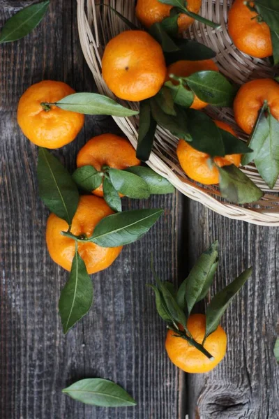 Saftige Mandarinen Mit Grünen Blättern Auf Einem Holztisch — Stockfoto