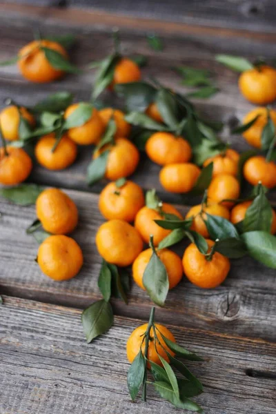 Saftige Mandarinen Mit Grünen Blättern Auf Einem Holztisch — Stockfoto