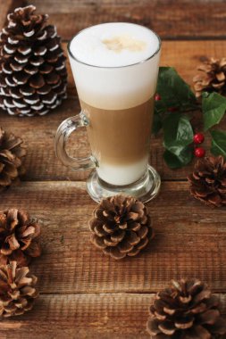 Kahve ve orman konileri masanın üstünde. 