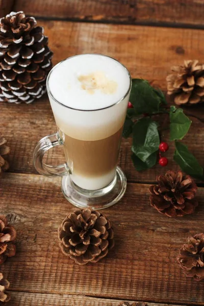 Kaffee Latte Und Waldzapfen Auf Dem Tisch — Stockfoto